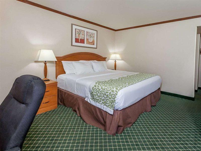 Days Inn & Suites By Wyndham Warren Esterno foto