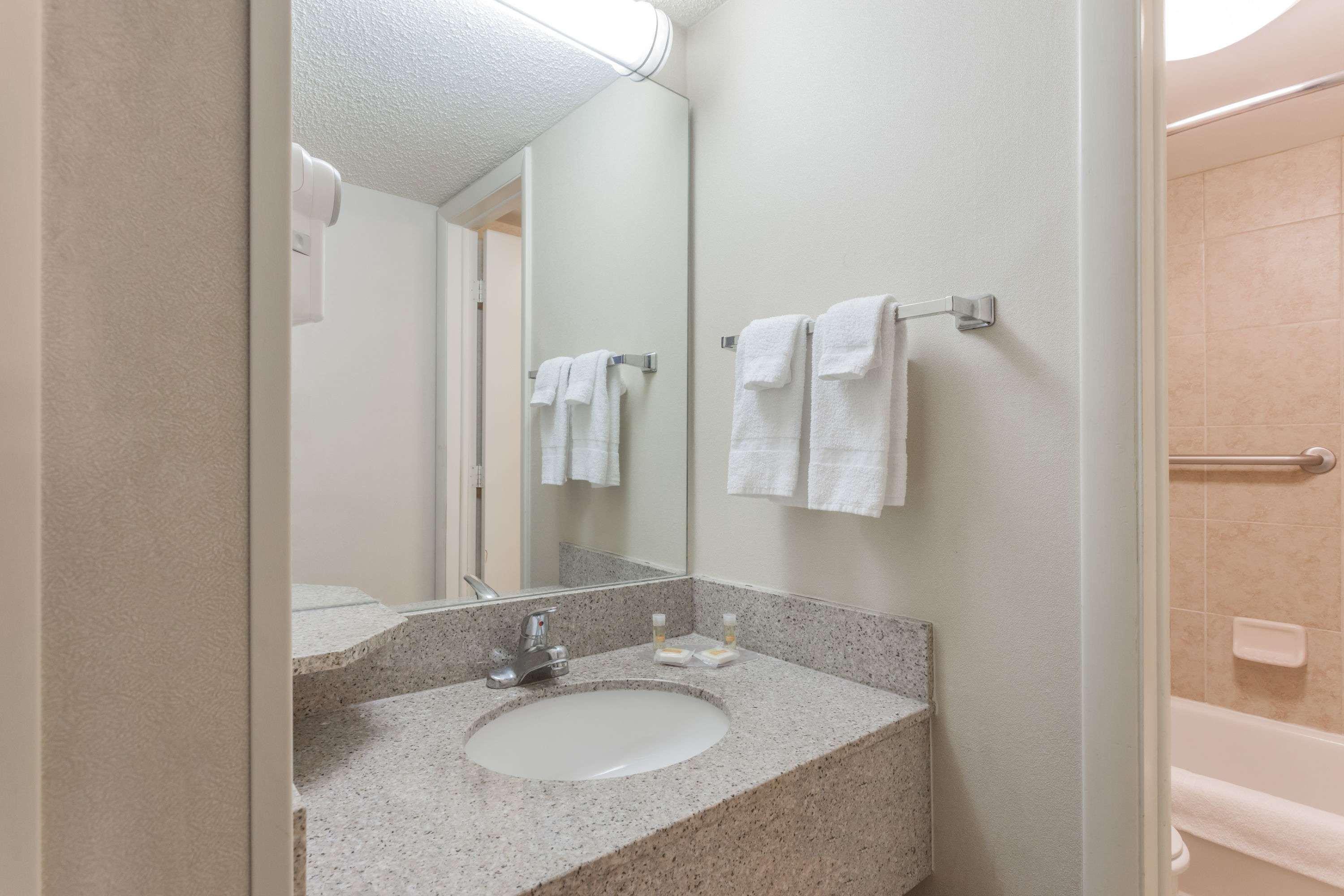 Days Inn & Suites By Wyndham Warren Esterno foto