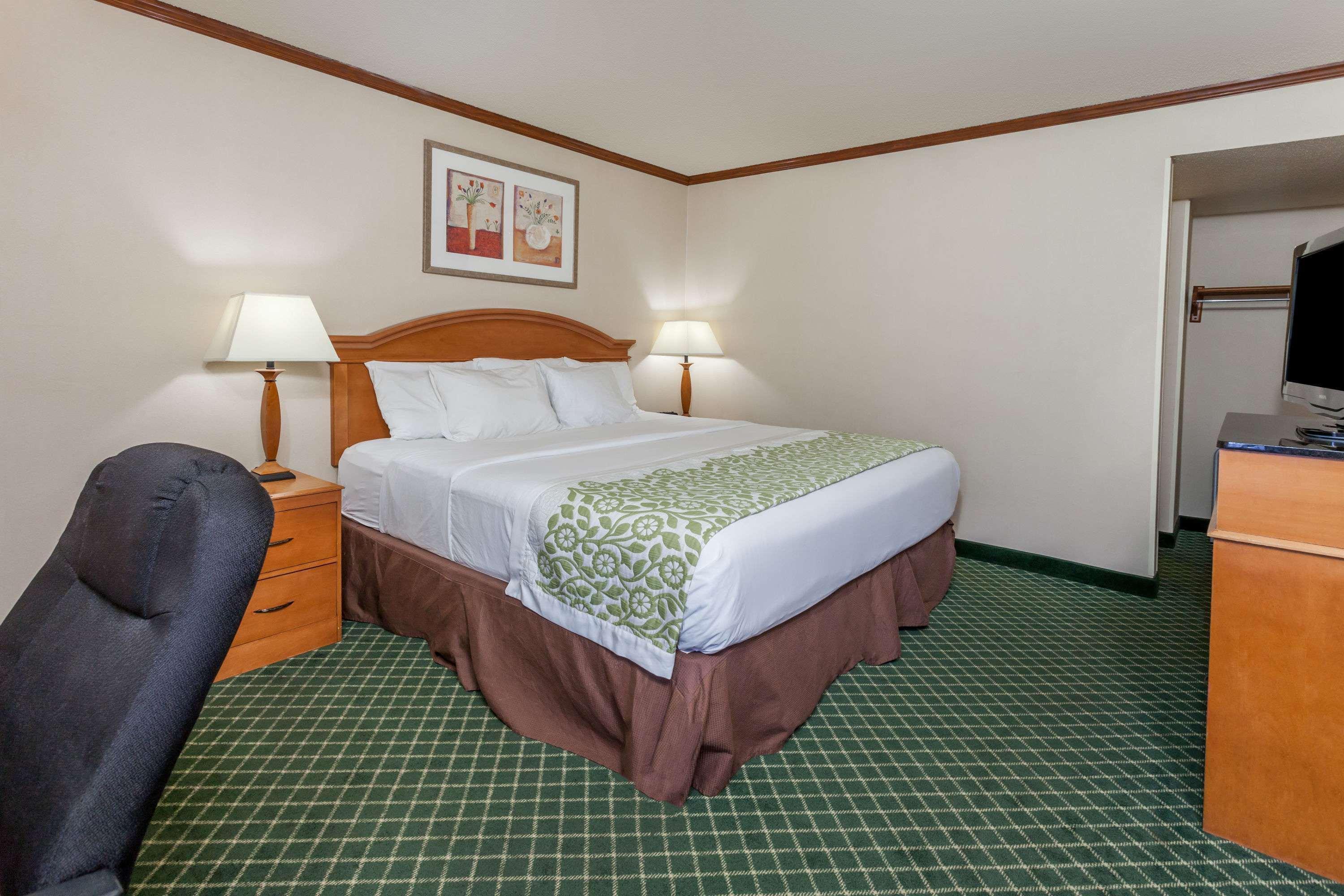 Days Inn & Suites By Wyndham Warren Esterno foto