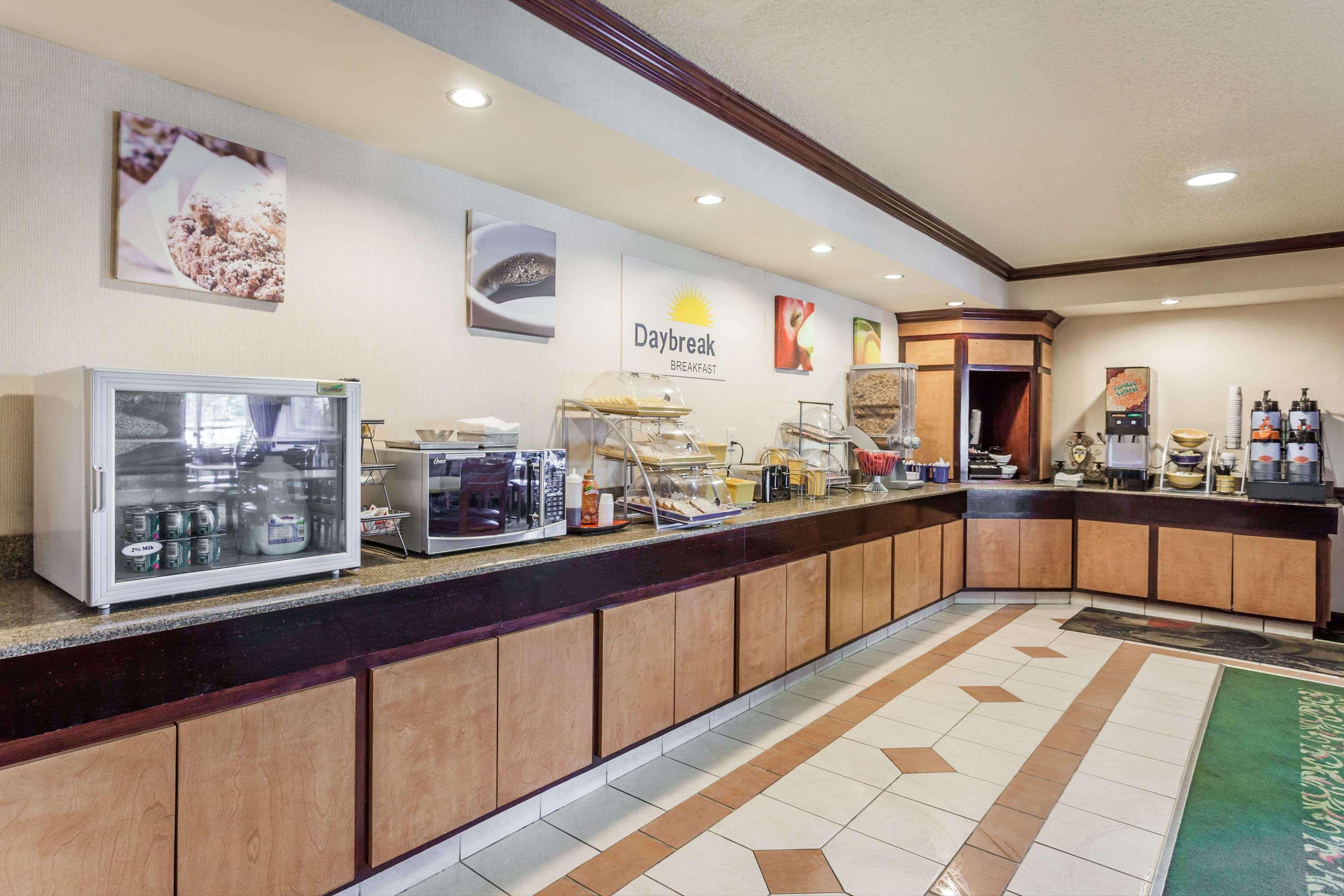 Days Inn & Suites By Wyndham Warren Esterno foto