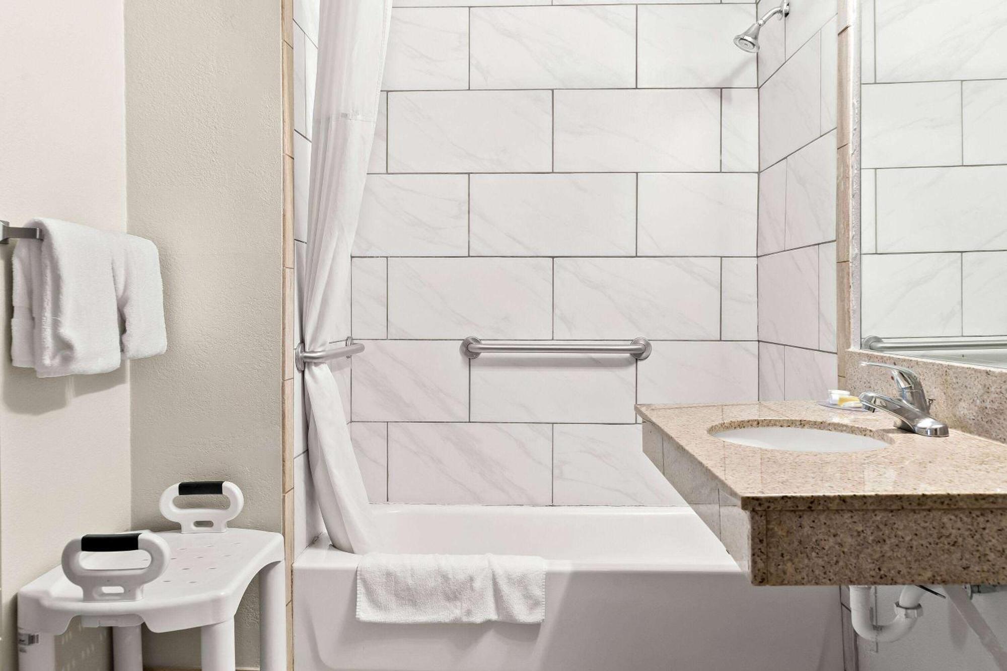 Days Inn & Suites By Wyndham Warren Esterno foto