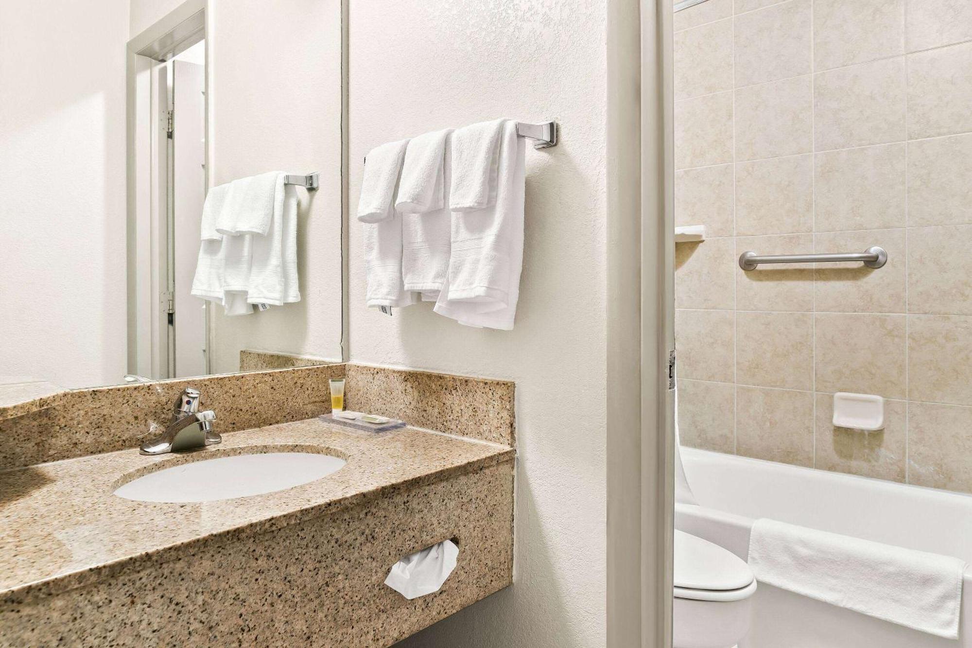 Days Inn & Suites By Wyndham Warren Esterno foto